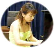 写真０８０６０４：小川恵子さんのピアノ演奏。