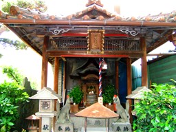 写真T1-3:松乃木大明神の祠。