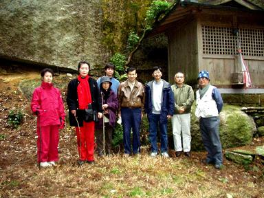 写真１１：お堂の前での全員の写真。