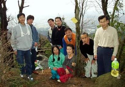 写真６：大国見山頂上で全員の写真。