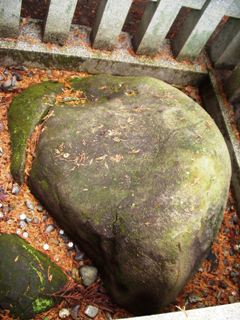 写真I4:本殿裏の「鶴石」。