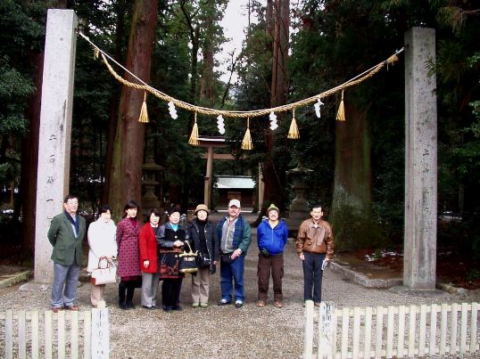 写真I9:表参道入口の鳥居前での記念写真。