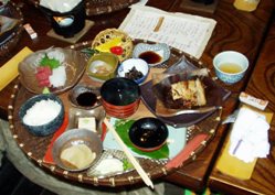 写真Y2:「夢前亭」の籠盛り料理。