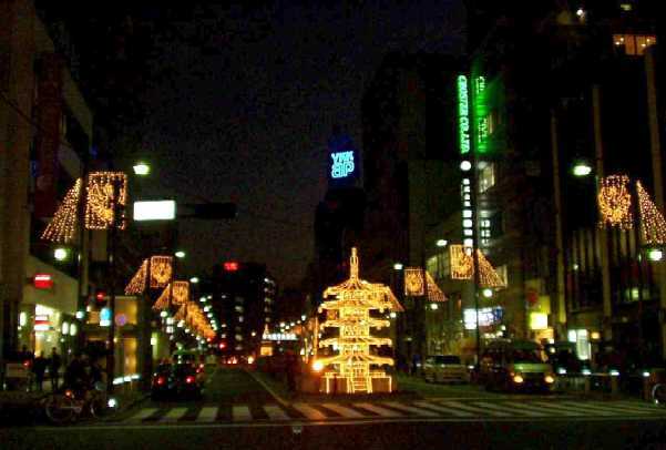 写真Ｎ４：ライトアップされた雷門前の道路。