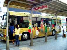 �ʐ^�U�|�Q�F�召�H�𑖂�V���g���o�X�B