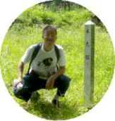 写真11−1:「本丸跡」石柱と私。