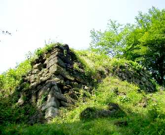 写真12:主郭の櫓台石垣を見上げる。