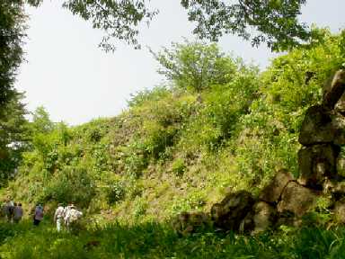 写真13:主郭の穴太積の高石垣。