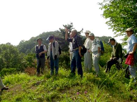 写真16:本丸の天守台で説明する小原会長とメンバーたち。