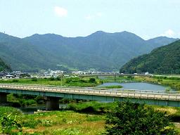 写真2:養父町大屋川の風景。
