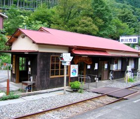 �ʐ^�a�P�O�|�P�|�P�F�ڑZ������w�̉w�ɁB