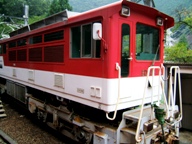 �ʐ^�b�R�|�R�F�A�v�g��������w�Ő؂藣���ꂽ�A�v�g���d�C�@�֎ԁB