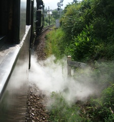 写真3−1:汽笛を鳴らし蒸気を吐いて疾駆するSL。