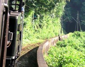 写真3−4:田野口駅付近のトンネルに右カーブで侵入するSL。