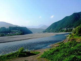写真3−5:田野口駅付近から振り返った南アルプス最南端の山々。