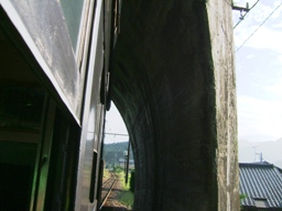 写真4−4:地名駅直前の「日本一短いトンネル」。