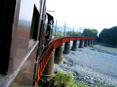 写真5−1:笹間渡鉄橋を渡るSL。