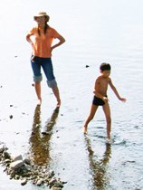 写真5−2:笹間渡鉄橋下の河川敷からSLを見上げる親子連れ。