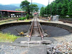 写真t−1:千頭駅構内の転車台(=ターンテーブル)。