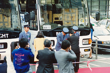 「ブルーライト」出発式典　花束贈呈