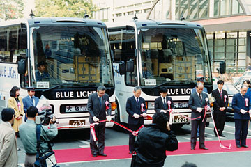 「ブルーライト」出発式典　テープカット