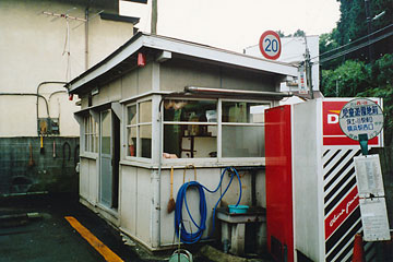 児童遊園地　小屋＆バス停
