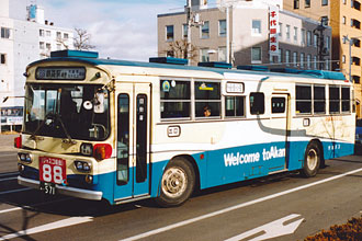 〔釧路２２あ５７１〕