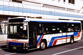 〔札幌２００か２５２７〕　いすゞＰＫＧ－ＬＶ２３４Ｑ２（２００９年）
