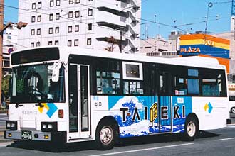 〔熊本２２か３００６〕　いすゞＵ－ＬＲ３３２Ｊ（１９９５年）