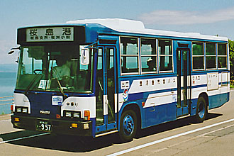 〔鹿児島２２き９５７〕　いすゞＫＣ－ＬＲ２３３Ｊ（１９９７年）