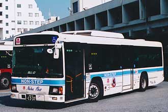 〔沖縄２３０あ１３３７〕　日野ＱＰＧ－ＫＶ２３４Ｌ３（２０１３年）