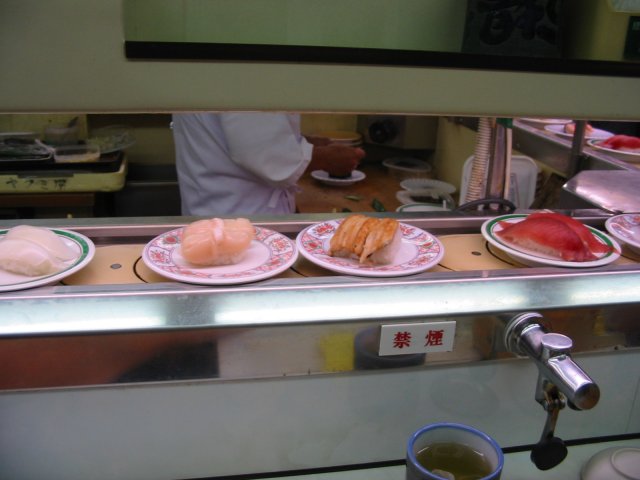 kaitenzushi.jpg(45265 byte)