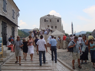 ΋
