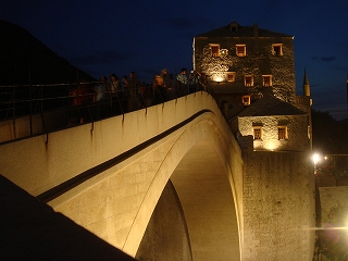 ΋