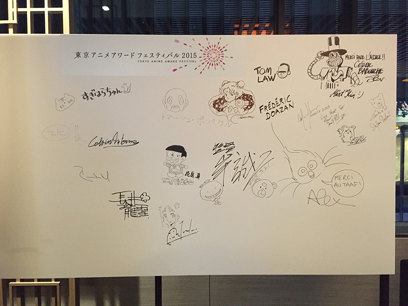 TOHOシネマズ日本橋のホールに展示された、TAAFゲスト諸氏のサインを記したホワイトボード