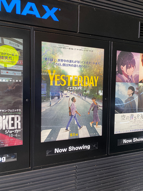 TOHOシネマズ新宿のロビーに向かうエスカレーター手前に掲示されたポスター。