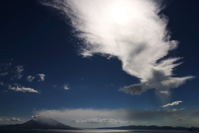 「雲と桜島」左クリックで次の写真へ