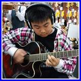 島村楽器アミュプラザ店で新しいギターを物色中のkazu・・・