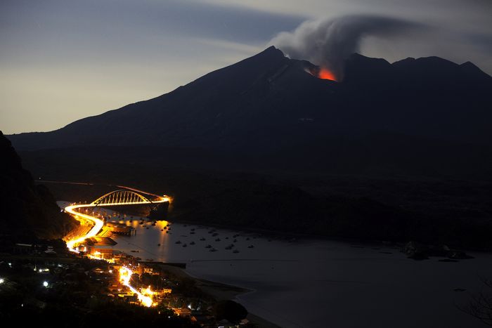 火炎現象の桜島（左クリックでサムネイル画像へ戻ります）