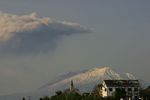 積雪の桜島と噴煙
